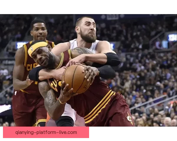 西卡因摊手抱怨裁判判罚吃到第二个技术犯规被驱逐出场